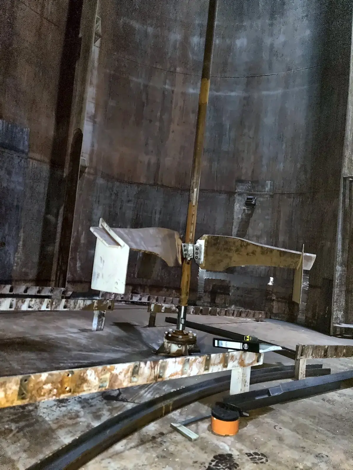 Agitator bearing at the tank floor, with levelling tools in place