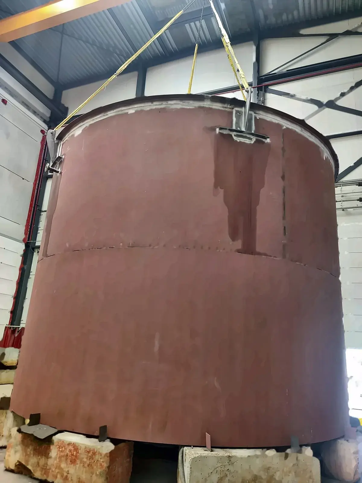 Tank shell lifted on slings from lugs welded to the top course