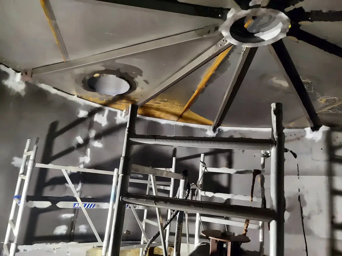 Tank roof on radial rafters into the centre ring, with a nozzle opening cut