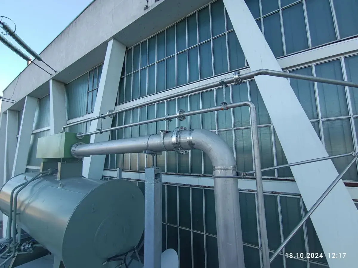 Vessel and pipe run carried along the building line