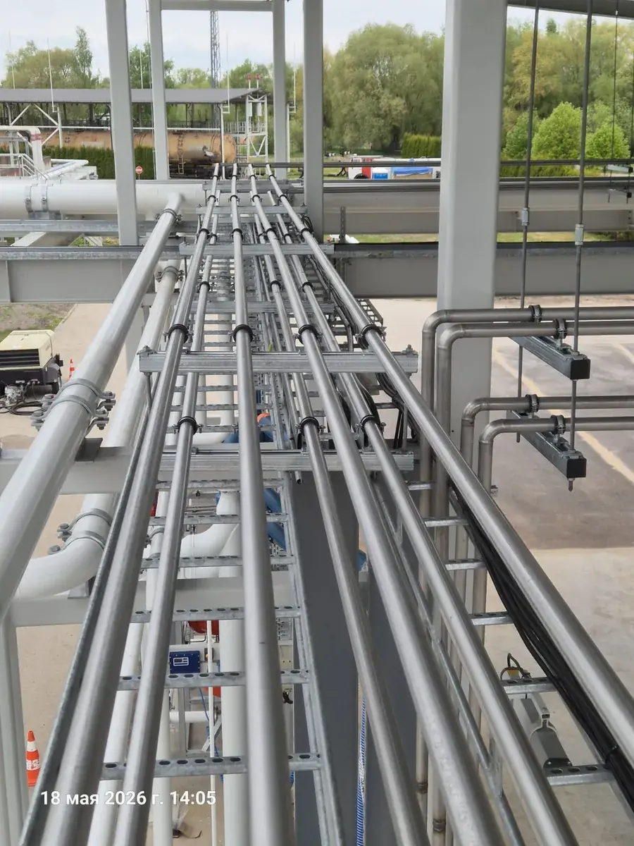 Pipe rack and cable trays on the loading gantry